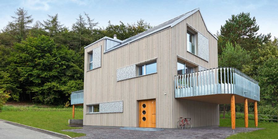 Einfamilienhaus "Waldsicht" mit senkrecht angeordneter Holzfassade und Satteldach