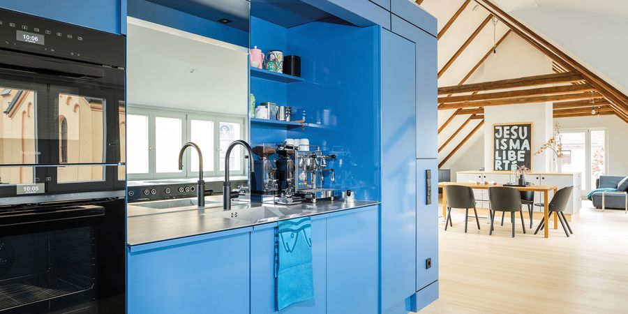 Bunte Küche mit blauen Fronten von Popstahl