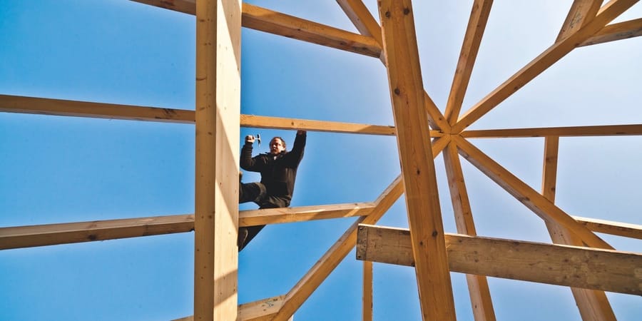 Handwerker auf einem Dachstuhl 