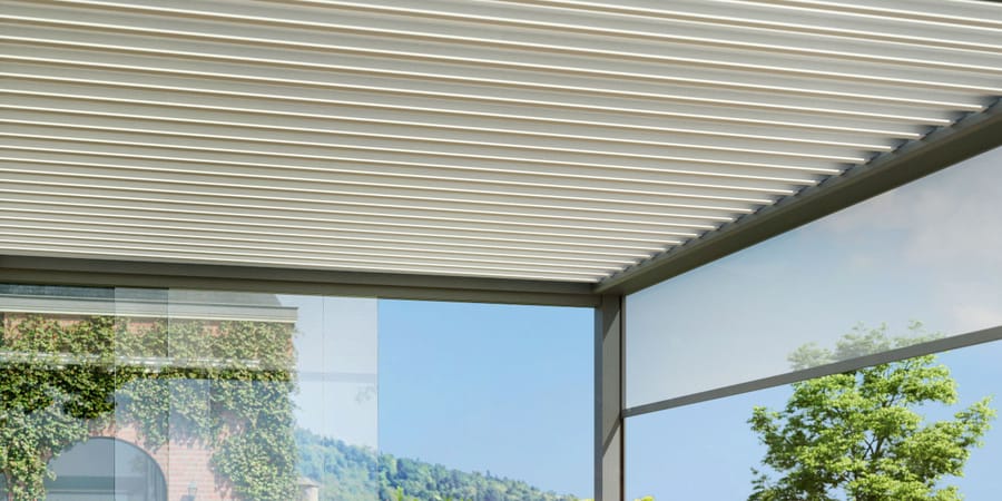 Terrassenüberdachung mit Glas- und Holz-Schiebeelementen von Warema