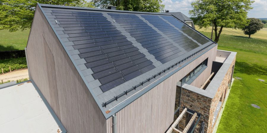 Dacheindeckung mit Schieferdach und Solarpaneele