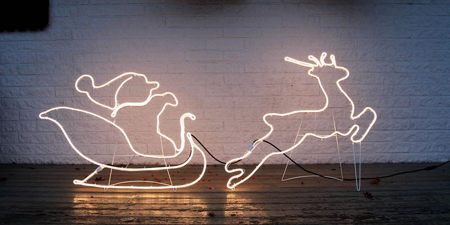 Weihnachtsdeko außen – Lichterkette als Weihnachtsmann mit Rentier