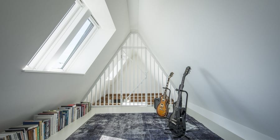 Spitzboden Ausbau als Musikzimmer mit Gitarren an der Wand..
