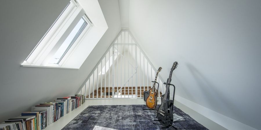 Spitzboden Ausbau als Musikzimmer mit Gitarren an der Wand..