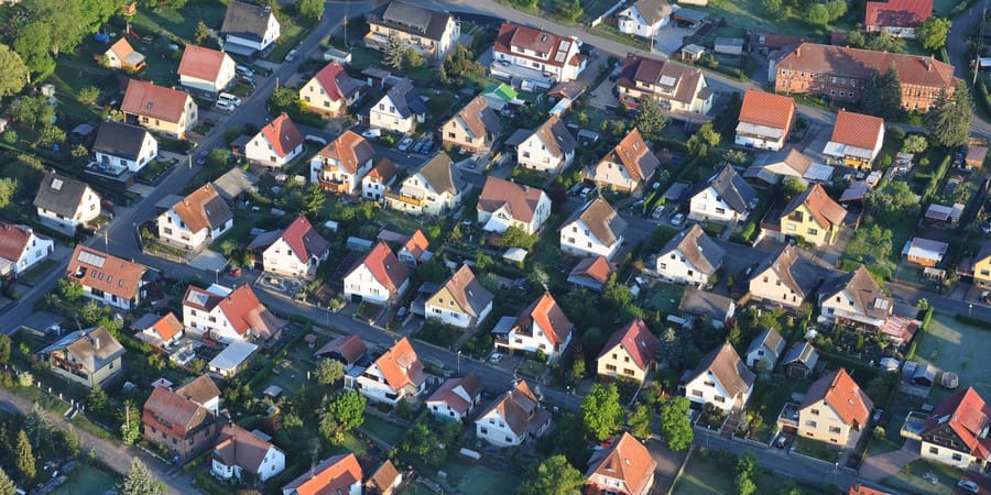 Haussiedlung mit unterschiedlichen Einfamilienhäusern von oben.