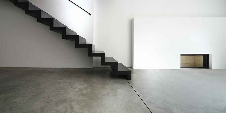 Moderner Boden im Sichtestrich Look mit Treppe ohne Geländer