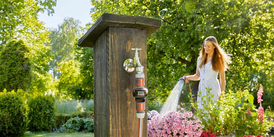 Bewässerungscomputer kontrolliert die Wassermenge im Garten am Gartenschlauch – Gardena