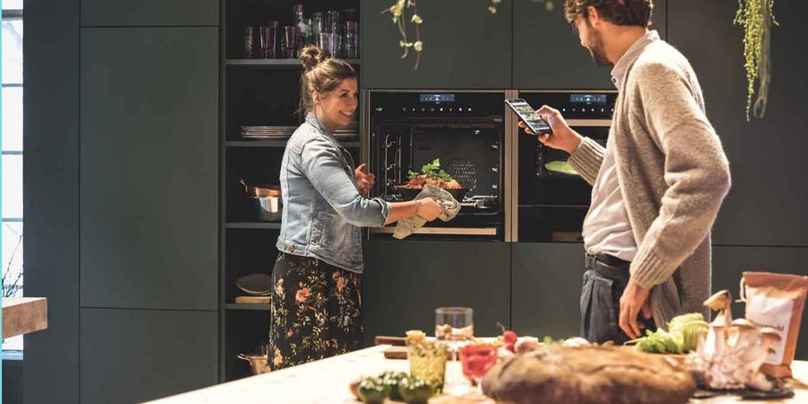 Paar in einer smarten Küche.