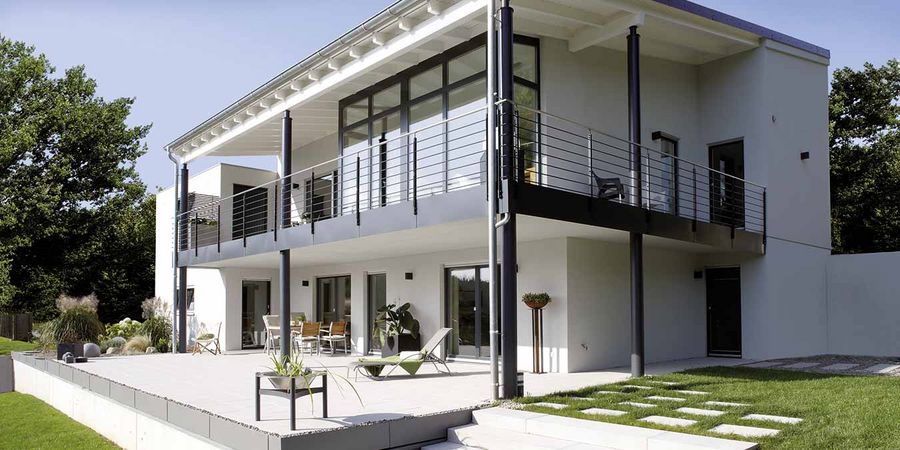 Haus im Bauhausstil mit Terrasse, Veranda und Balkon