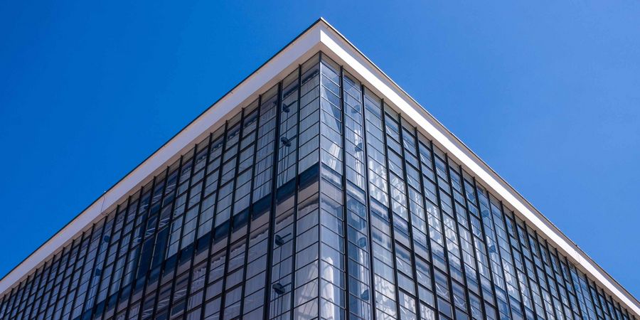 Das Bauhausgebäude in Dessau besteht aus einer Glasfassade.