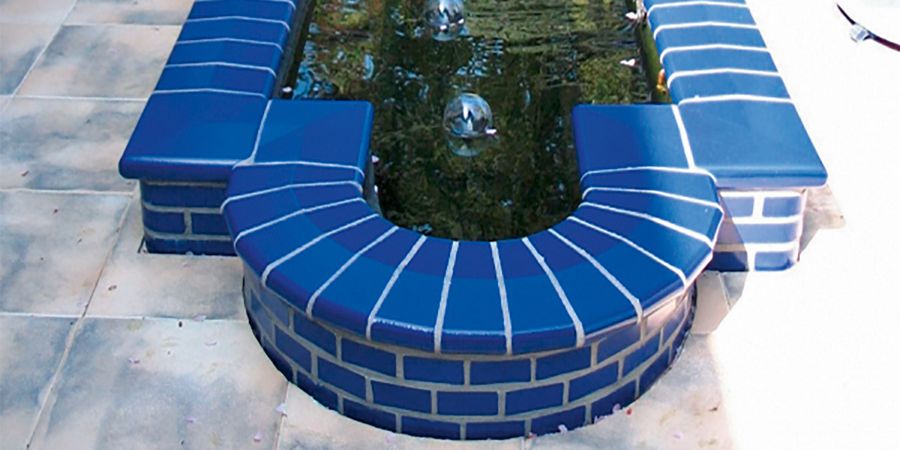 Brunnen mit blauer Mauer und Abdeckung