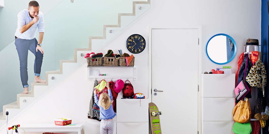 Garderobe unter der Treppe statt Treppenregal