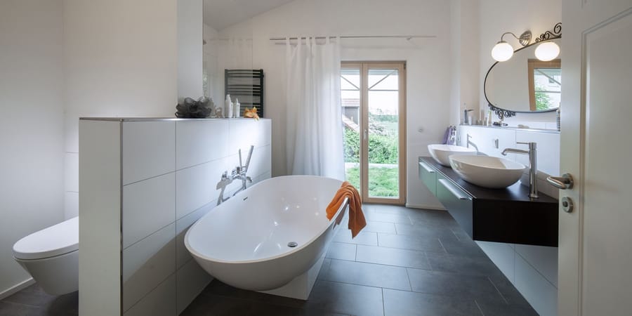 Schwedenhaus Bayern Badezimmer mit Tür zur Terrasse