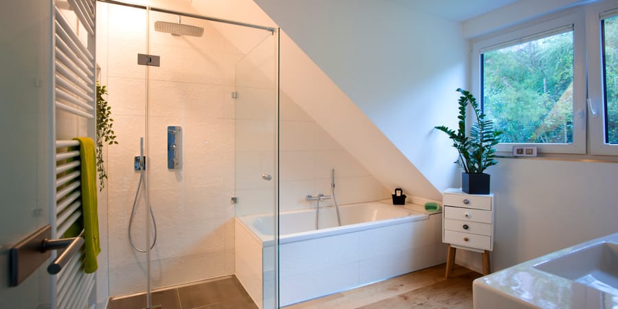 Badezimmer mit Walk-In-Dusche und hellen Lichtspots