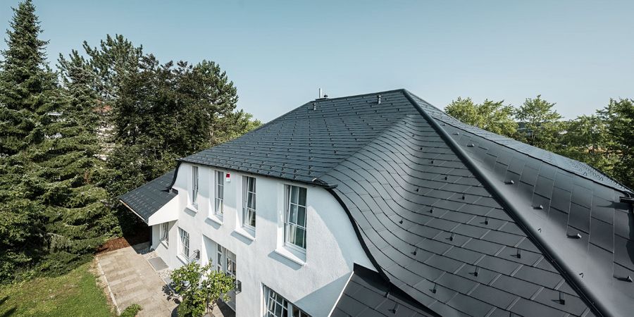 Dacheindeckung eines Einfamilienhauses mit Prefa Dachschindeln