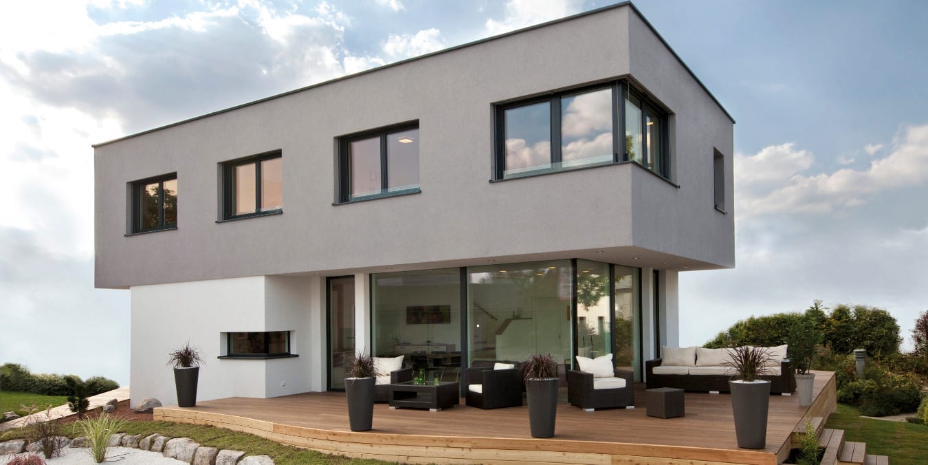 Modernes Einfamilienhaus mit geradliniger Architektur. 