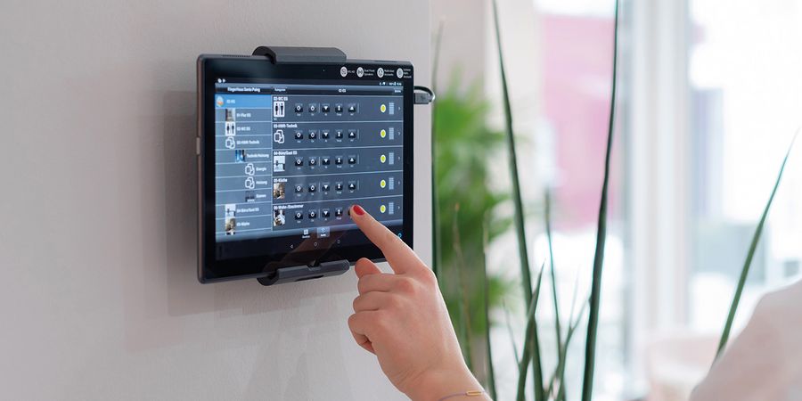 Zentrale eines Smart Homes mit Touchscreen