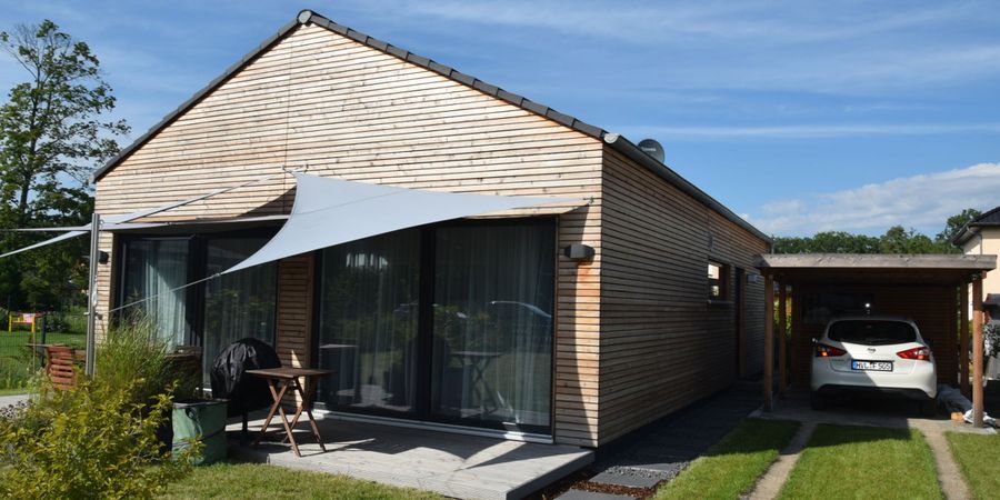 Terrasse und der Carport aus Holz - MAX-Haus Modul Modern 3.0 - Individuell