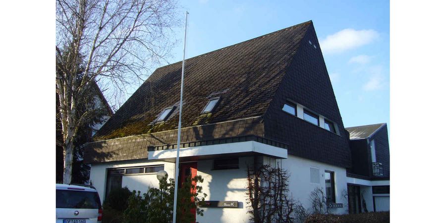 Haus mit alter, asbestbelasteter Dacheindeckung - Rathscheck Schiefer