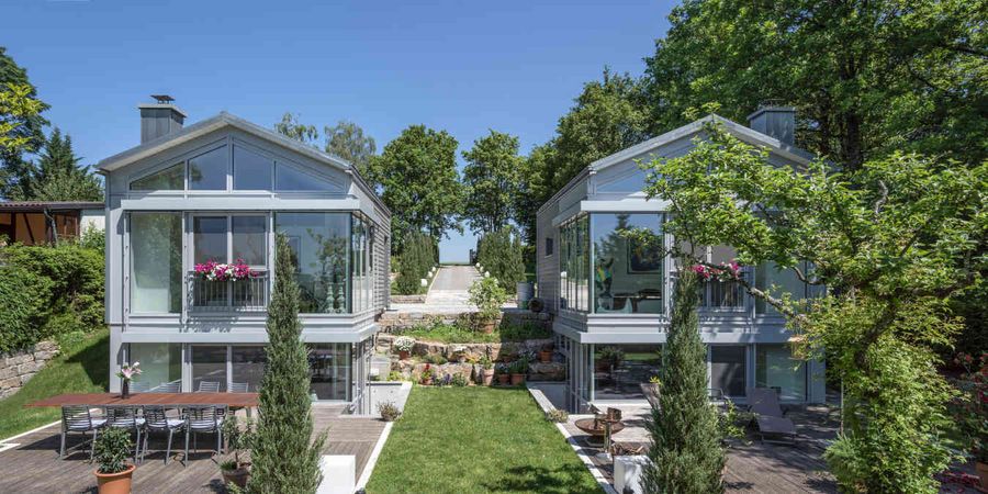 Zwei identische Häuser mit Glasfassade