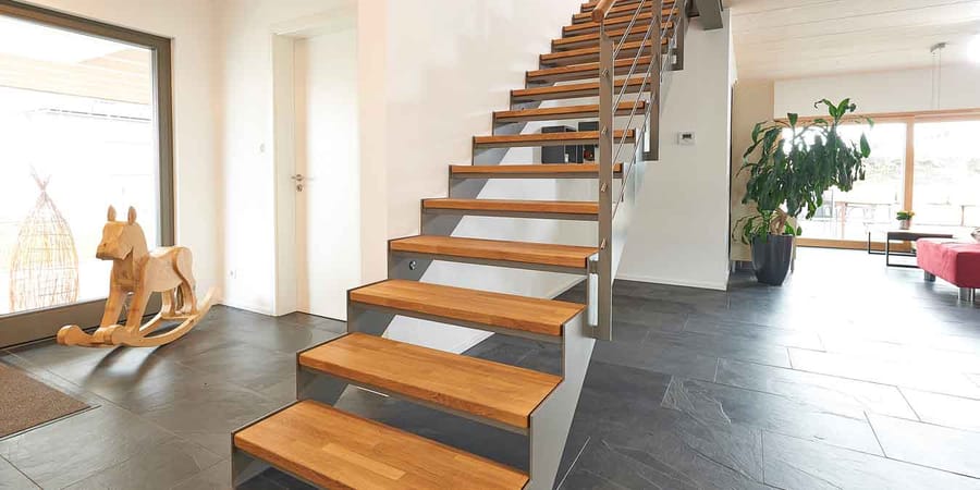 Moderne Treppe, geradläufig aus Holz und Metall