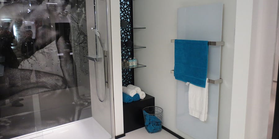 Moderner Infrarotheizkörper im Bad mit Handtuchhalter-Funktion
