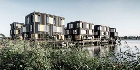 Siedlung auf dem Wasser in Amsterdam mit Häusern mit Metallfassade aus Aluminium. 