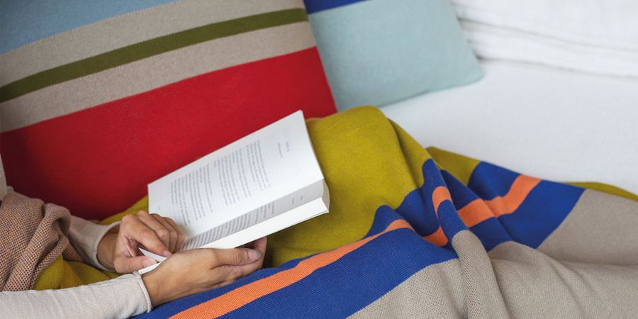 Bunte Decken für gemütliche Leseecke