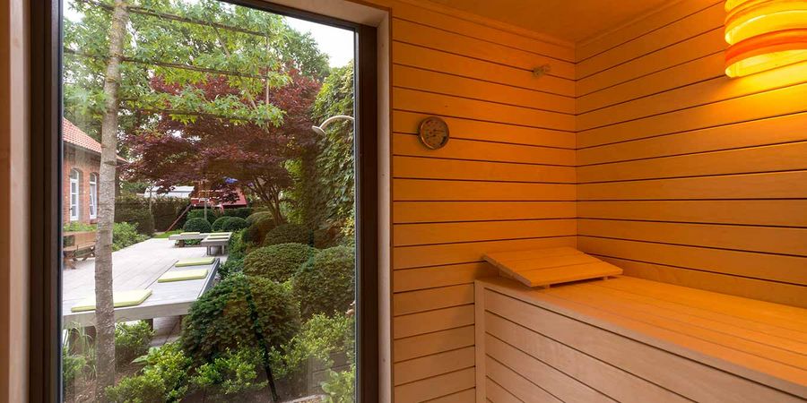 Blick aus Saunafenster auf Garten