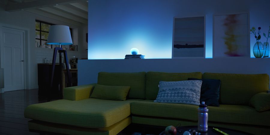 Smart Home hat Wohnbereich in blaues Licht gehüllt