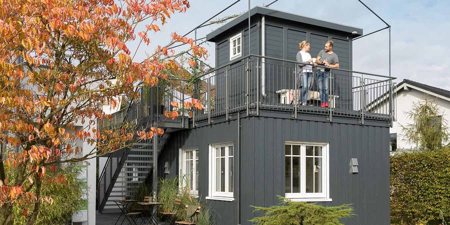 Miniaturhaus mit Baufamilie auf Dachterrasse