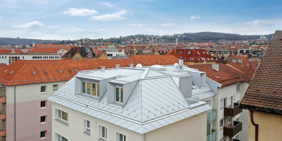 Stuttgarter Dach mit Aluminiumeindeckung und Gauben