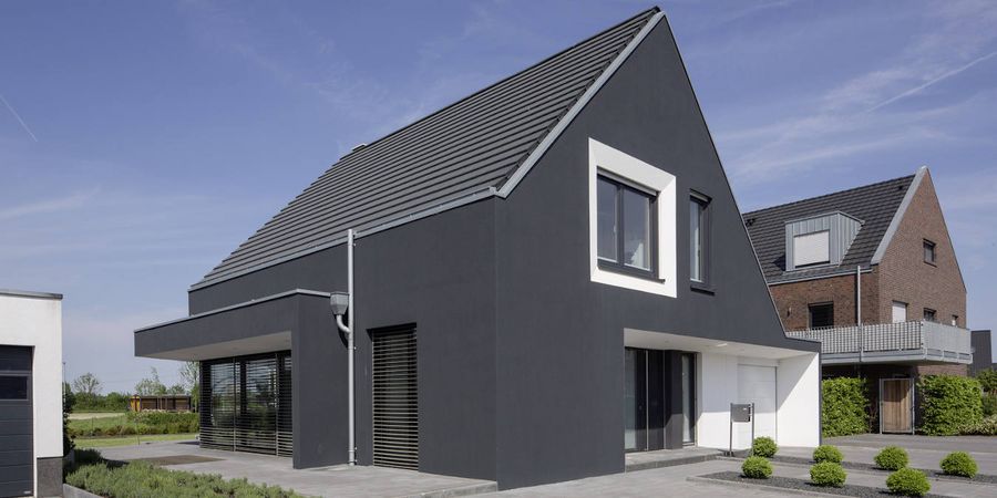 modernes Einfamilienhaus mit dunkler Putzfassade