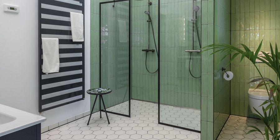 Modernes und frisches Badezimmer - Musterhaus Liesl - Regnauer Hausbau