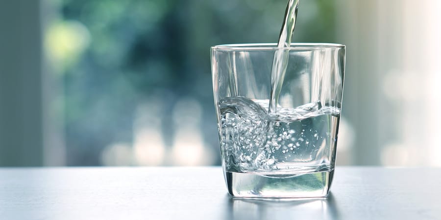 Glas mit sauberem Trinkwasser