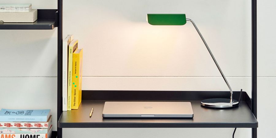 Tischlampe auf Schreibtisch