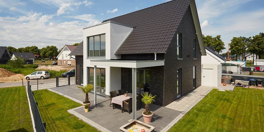 Einfamilienhaus mit Satteldach, Erker und überdachter Terrasse
