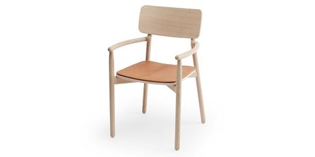 Stuhl im schwedischen Lagom Stil