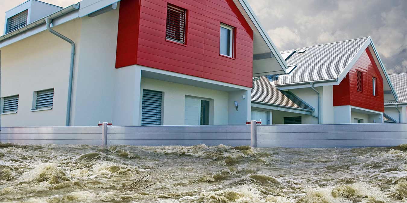 Haus und Garten wird durch Schutzwand vor Überschwemmung geschützt
