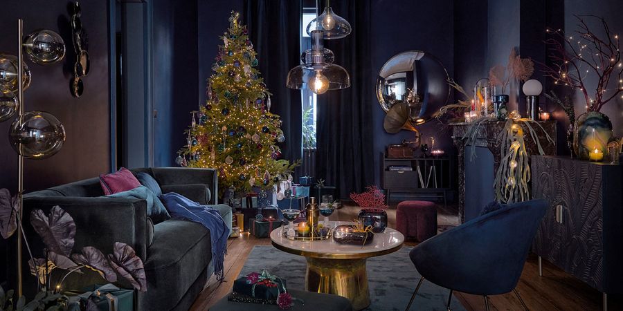 Wohnzimmer mit dunkler Weihnachtsdeko