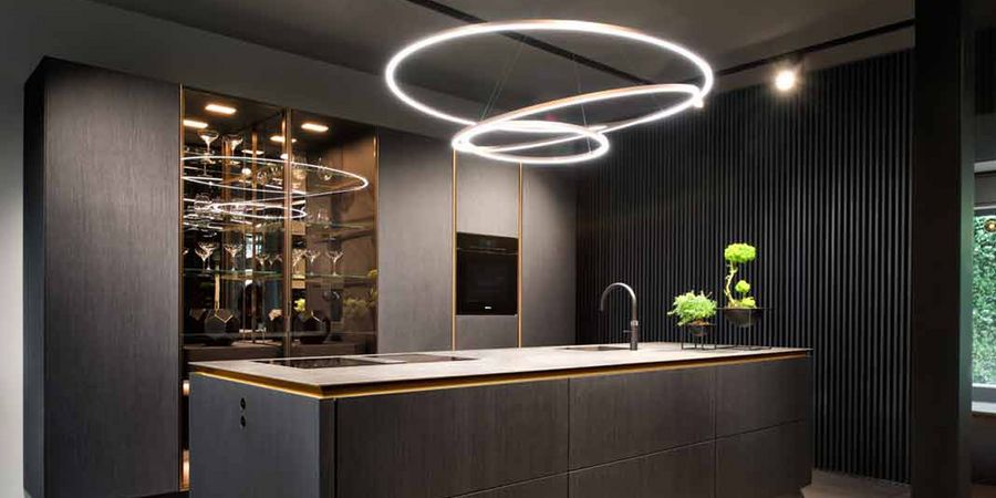 Luxuriöse schwarze Küche mit Metallelementen
