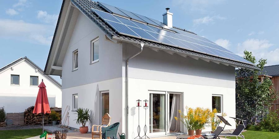 Photovoltaikanlage auf dem Dach eines Einfamilienehauses
