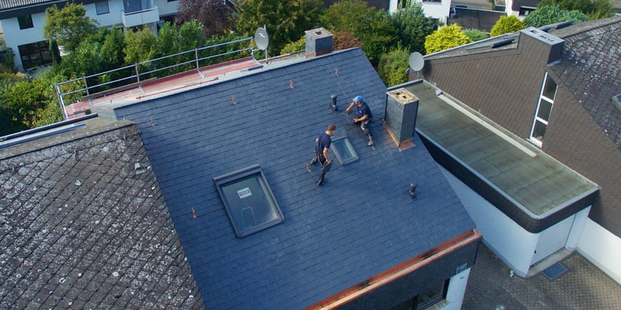 Nach der Asbestsanierung deckten Handwerker das Dach mit Schiefer neu ein.