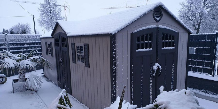Gartenhaus aus Kunststoff im Winter