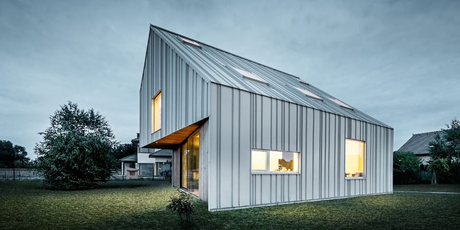 Außergewöhnliches Design: Modernes Einfamilienhaus mit Satteldach mit heller Aluminiumfassade.