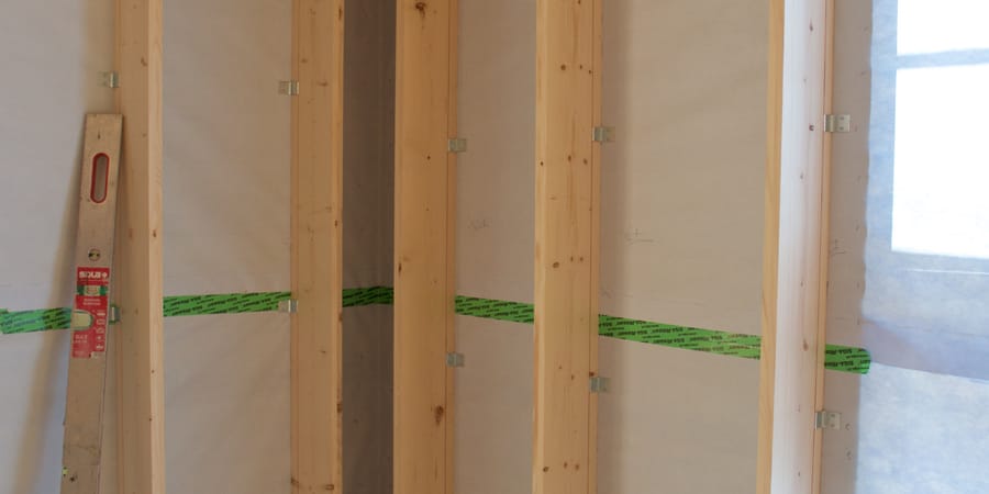 Holzfaser-Dämmung im Inneren des Blockbohlenhauses
