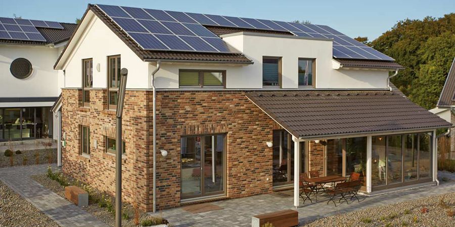 Einfamilienhaus von GUSSEK HAUS mit Solaranlage auf dem Dach