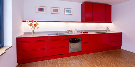 Bunte Küche in knalligem Rot
