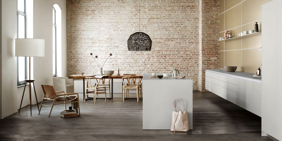 Moderne, offene Küche mit grifflosen Fronten und puristischem Design. 