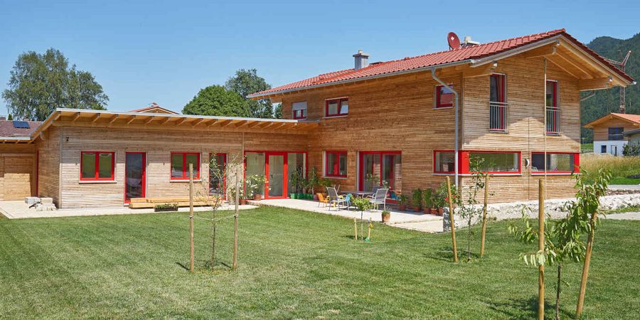 Holzfassade an traditonellem Landhaus ohne Anstrich.